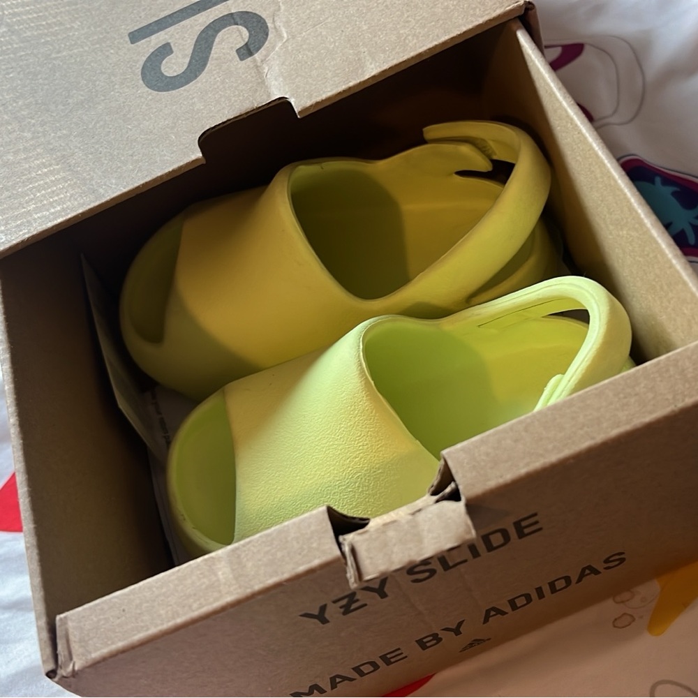 5k Yeezy slides (authentic)